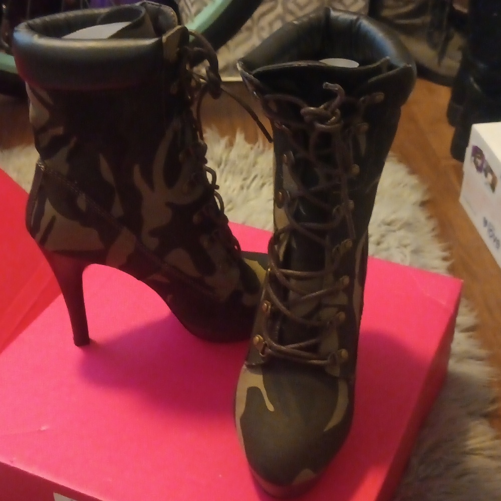 Size 8 Camouflage Boots